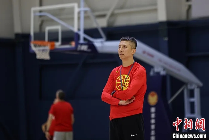 中国男篮以100-58大胜日本队完成42分领先，成功晋