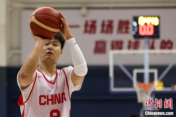 中国男篮以100-58大胜日本队完成42分领先，成功晋