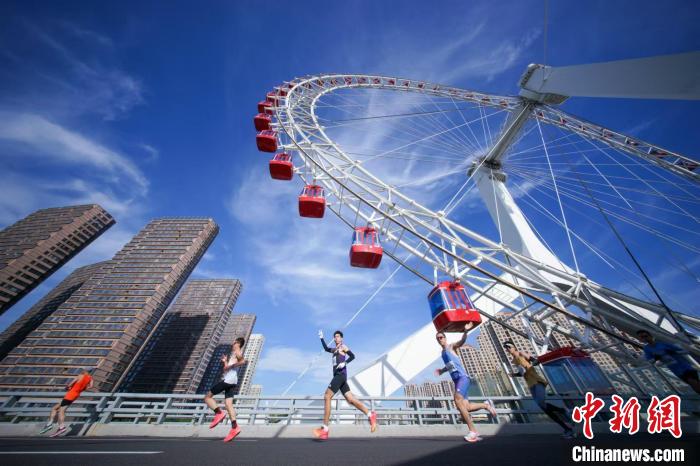 天津马拉松鸣枪开跑，约3万名参赛者经抽签产生