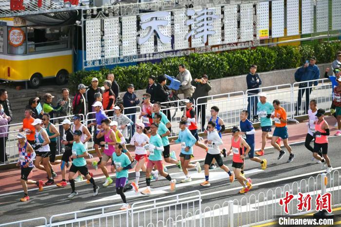 天津马拉松鸣枪开跑，约3万名参赛者经抽签产生
