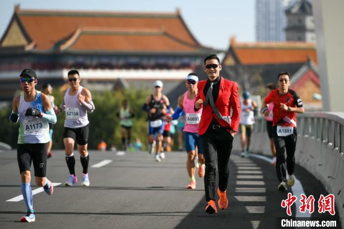 天津马拉松鸣枪开跑，约3万名参赛者经抽签产生