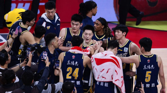 广东男篮力克新疆队 崔永熙麦考尔联手轰16-1逆转