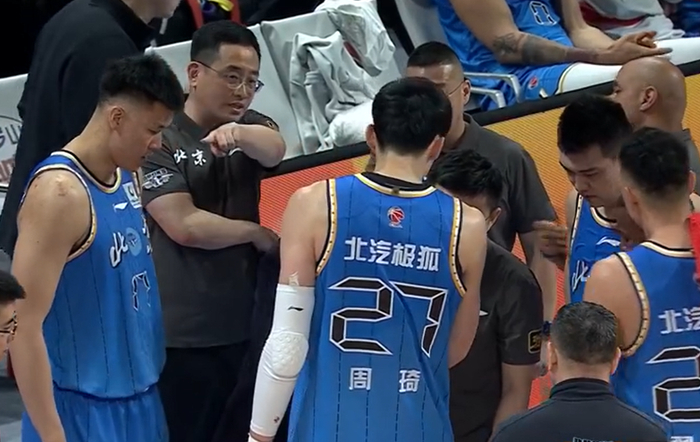 北京队力克广州队 徐昕罚球遭球迷干扰仍稳稳命